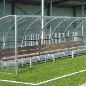 Dug-outs DO160. Op de afbeelding ziet u de 6 meter uitvoering van deze extra diepe en zeer fraaie dug-out. Zitting en leuning FSC-hardhout.