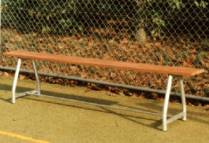 Eenvoudige tennisbank. Verplaatsbaar en stapelbaar.