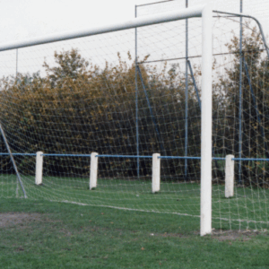 Voetbaldoel model VD112. Vaststaande aluminium voetbaldoelen met vaste gondbeugel. Ook onze opklapbare grondbeugels en P-beugels passen op deze doelen.