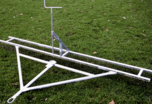 Gravel sleepbezem met staaldraadvulling.