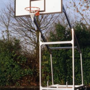 Verrolbaar basketbalsysteem. Ideaal als u het veld ook voor andere doeleinden gebruikt. Volledig gelast aluminium. Absoluut topkwaliteit.