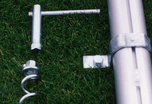 De eenvoudige oplossing om uw voetbaldoel vast te zetten op een zachte ondergrond.