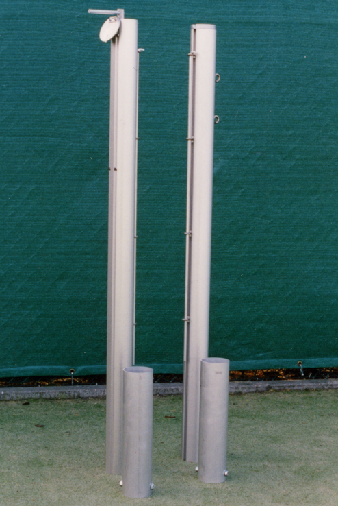Complete set. Deze netpalen voor tennisnetten zijn van geanodiseerd aluminium.