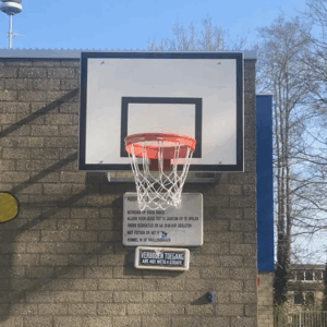 Een muurframe met basketbalbord. Ideaal voor speel- en schoolpleinen.