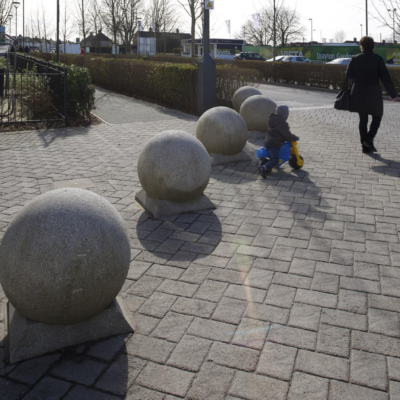 Ter afbakening van het voetgangersgebied. Elegant en veilig voor op straat.