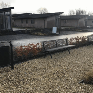 Parkbanken model Rest en onze buitenafvalbak Genova, alles in een fraaie zwarte coating uitgevoerd. Deze staan bij Top-parken.