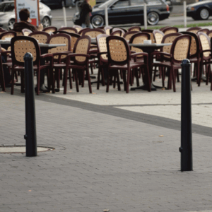 Rustieke antiparkeerpalen, afzetpalen met een fraaie conische vormgeving en rond kop. Afgebeeld de uitneembare uitvoering van deze antiparkeerpaal.