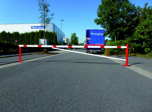 Handbediende draaibomen. Duurzaam en voordelig. Afgebeeld een draaiboom van 6 meter.