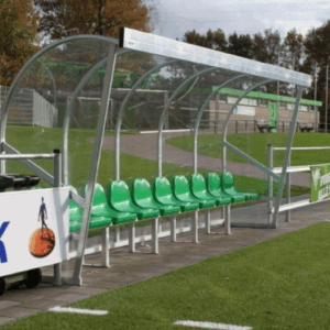 Dug outs uit de DO190-serie. Een sieraad voor uw sportvereniging. Volledig gelaste aluminium dug out. Hier afgebeeld dugout met kunststof kuipzitjes. Leverbaar in lengtes van 3 t/m 6 meter.
