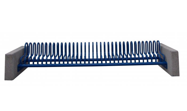 Fietsenrek Gamma met betonvoeten. Afgebeeld in een fraaie blauwe ral kleur.