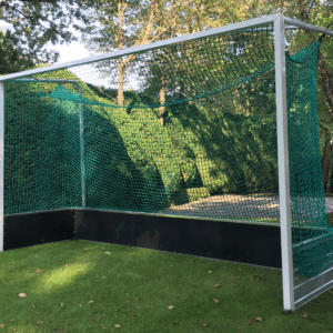 Hockeydoel WK-model. Deze staat bij een particulier, maar bijvoorbeeld ook de Litouwse Hockeybond heeft voor deze hockeydoelen gekozen.