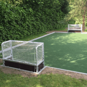 Ons mini hockeydoel Bij Supersports in de winkel om met een hockeystick te oefenen.