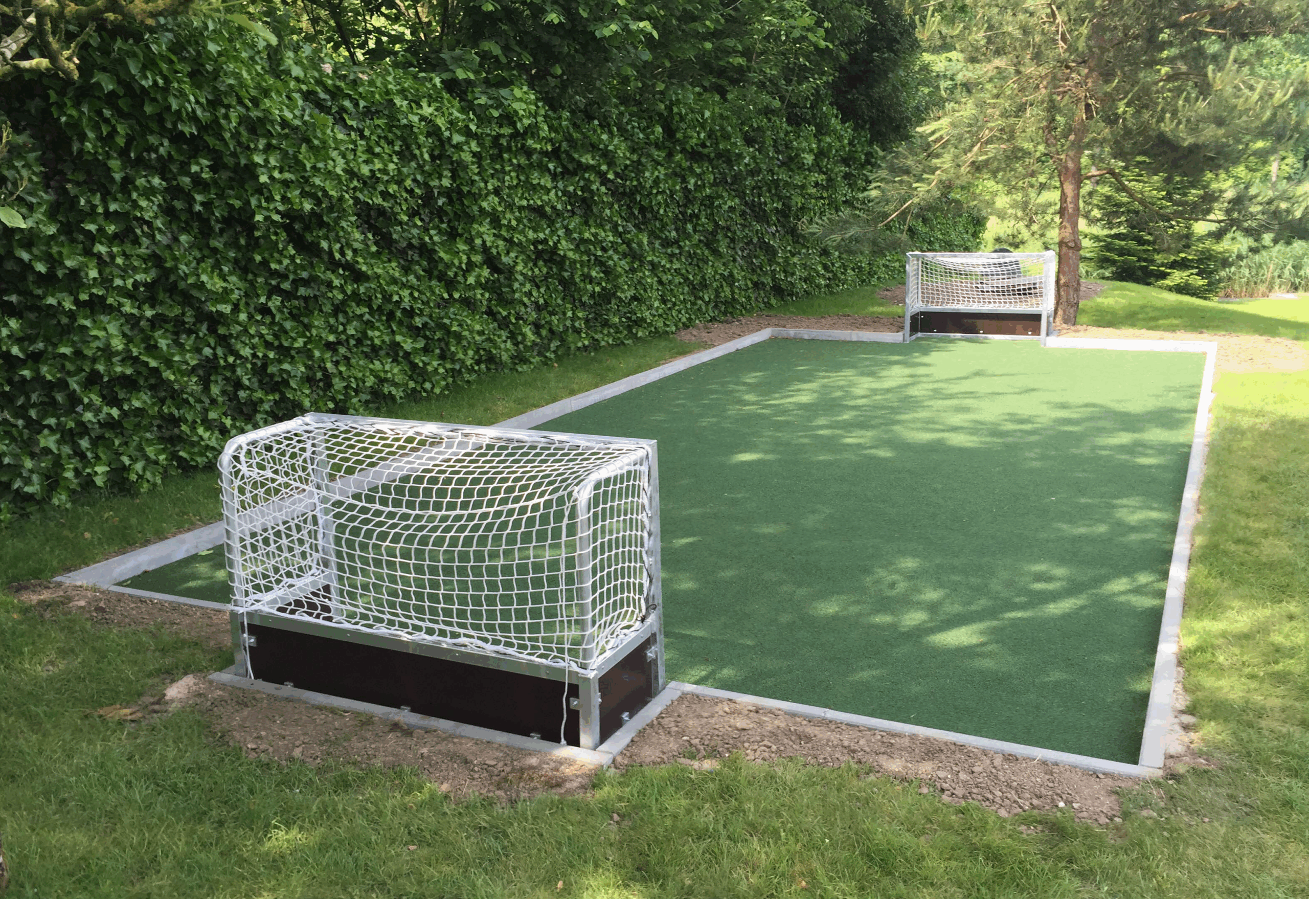 Ons mini hockeydoel Bij Supersports in de winkel om met een hockeystick te oefenen.