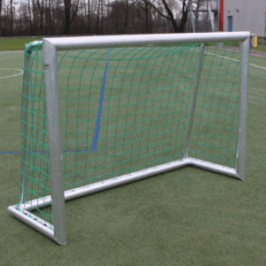 Afgebeeld de 1.8 x 1.2 m uitvoering van deze mini doelnetten, kleur groen. Geknoopt Pe, dus zeer duuzaam.