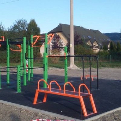 Waterdoorlatende egels en leverbaar in diverse afmetingen en kleuren. Hier toegepast bij ons outdoor fitnesspark uit de Revolution-lijn.