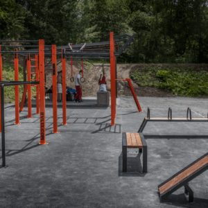 Bootcamp, sportief en gezond. Op de afbeelding ziet u de zware materialen die gebruikt worden in onze buiten Bootcamp en fitnessapparaten.