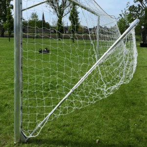 Opklapbare grondbeugel voor vaststaande jeugdvoetbaldoelen 5 x 2m. Ook wel maaibeugels genoemd.