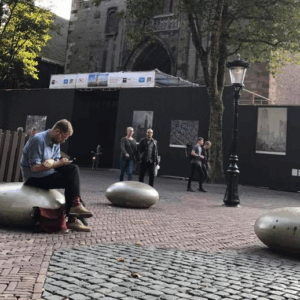 Onze parkbanken in de vorm van een Smartie, ook in diverse fraaie kleuren leverbaar