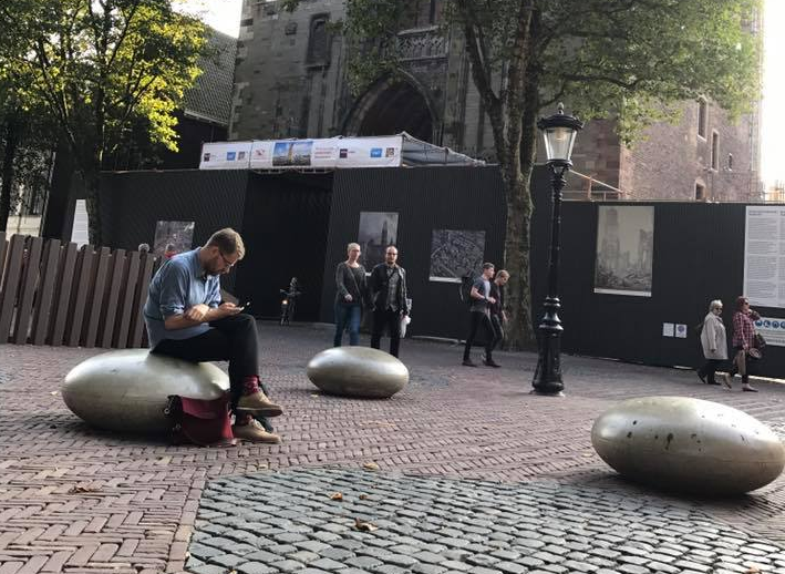 Onze parkbanken in de vorm van een Smartie, ook in diverse fraaie kleuren leverbaar