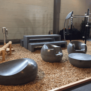 Op de voorgrond onze grote zit-steen, dan onze Stool-set en op de achtergrond onze picknickset Dion