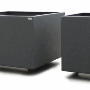 Plantenbakken model Lydia in de vierkante uitvoering. Afgebeeld met de optionele rvs voet. Absoluut een aanwinst voor de openbare en semi-openbare ruimte. Ook ideaal als anti-ramkraak-oplossing.