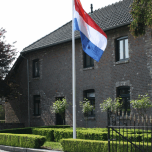 Antidiefstalvoorziening. Eenvoudig uw vlag hijsen en weer binnenhalen met deze duurzame slingerconstructie