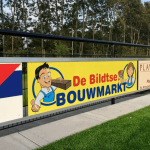 Ook kunnen we uw veldafscheiding voorzien van onze reclamerails PRO, eenvoudig te monteren en u geeft uw accommodatie eenvoudig een professionele uitstraling.