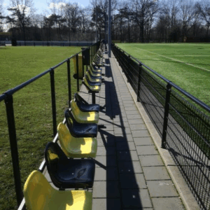 Deze tribunezitjes gebruiken we ook voor onze reservebanken - coachbanken