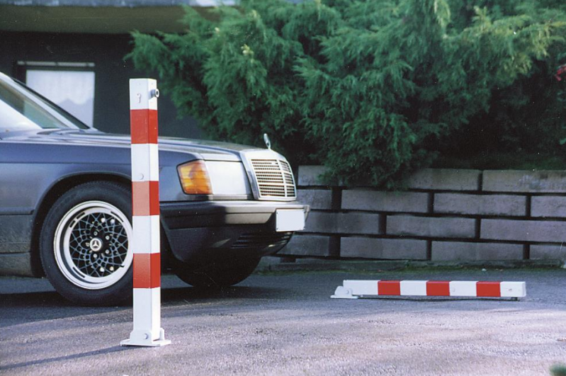 Neerklapbare parkeerpalen. Lengte 900 mm. Uitgevoerd met driekantslot. De duurzame en voordelige antiparkeerpaal om uw toegang of parkeerplek te beschermen.