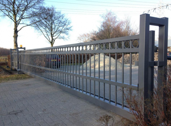 Onze schuifpoorten worden na lassen volbad thermisch verzinkt en gaan dus jarenlang onbezorgd mee.