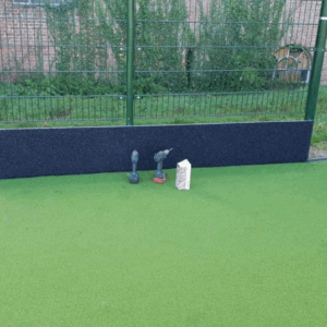 Hockeyslagplanken met rubbergranulaat. Op montage in België.