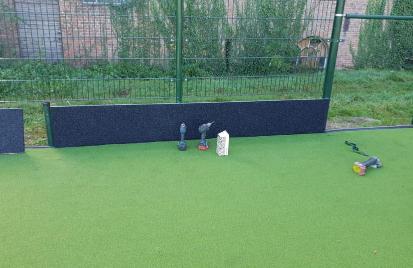 Hockeyslagplanken met rubbergranulaat. Op montage in België.