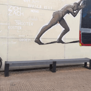 Parkbank model Canvas in de Gelkingestraat van Groningen. Lengte 360 cm. Door het materiaalgebruik ideaal straatmeubilair.