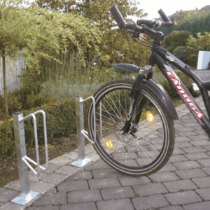 Fietsenrekken Trapezium. Afgebeeld de uitvoering met voetplaat. Het duurzame en voordelige fietsenrek voor bedrijf en particulier.