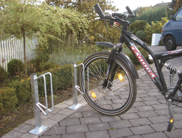 Fietsenrekken Trapezium. Afgebeeld de uitvoering met voetplaat. Het duurzame en voordelige fietsenrek voor bedrijf en particulier.