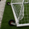 Voetbaldoel VD90 met aangelaste transportwielen aan de achterzijde. Het voetbaldoel kantelen en eenvoudig verplaatsen.