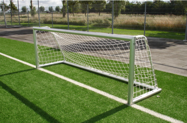 Voetbaldoeltjes met inwendig verstevigde hoeken en geprofileerd aluminium, gaan jarenlang mee.