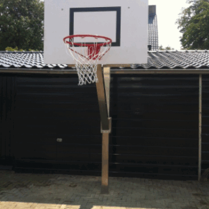 Afgebeeld onze zware basketbalring op onze in hoogte verstelbare rvs basketbalpaal model Rothe+
