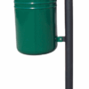 Degelijke buitenafvalbak Pisa in standaard uitvoering in een groene kleur bevestigd aan een zwart gecoate paal.