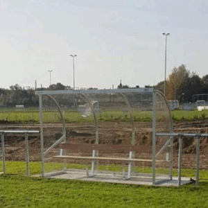 De 3 meter uitvoering van deze dugout. Dit is 1 van de 4 die we op nieuwe trainingsvelden in Moorsel Belgie geplaatst hebben.
