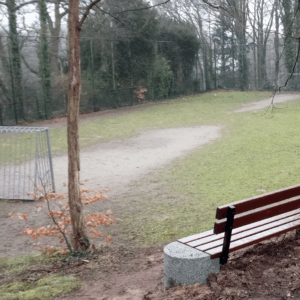 Antivandalen voetbaldoelen afgebeeld met parkbank van beton, model Solid.