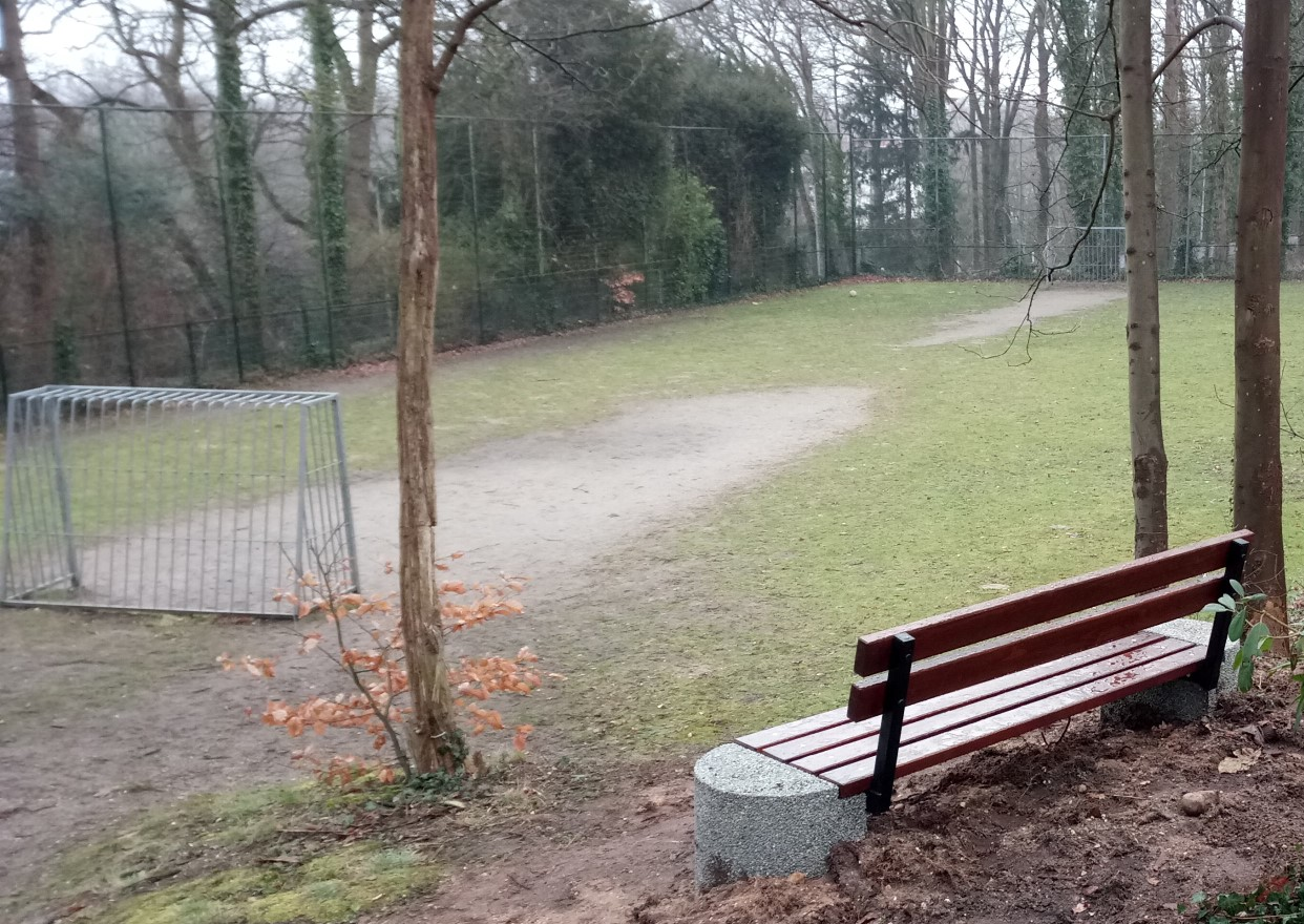 Antivandalen voetbaldoelen afgebeeld met parkbank van beton, model Solid.