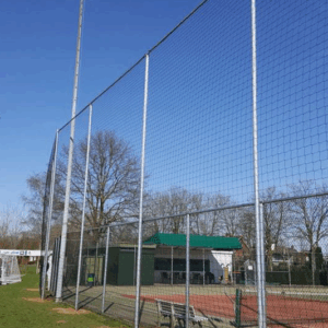 Afgebeeld een ballenvanger met net hoog 8 meter. SKWshop, voor uw ballenvangers en ballenvangernetten op maat voor zeer scherpe prijzen.