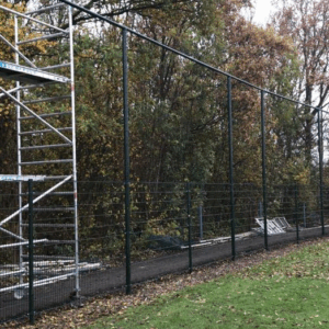 Montage van een ballenvanger met 2 meter dsm onder en boven 3 meter net bij Goudse Waard. Deze balvanger loopt mee in een lichte knik langs het veld.
