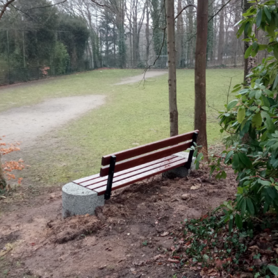 Deze bank is geleverd aan Entrea/Lindenhout. Een prachtige foto van parkbank Solid met mooi uitzicht op onze voetbaldoelen model VD200.