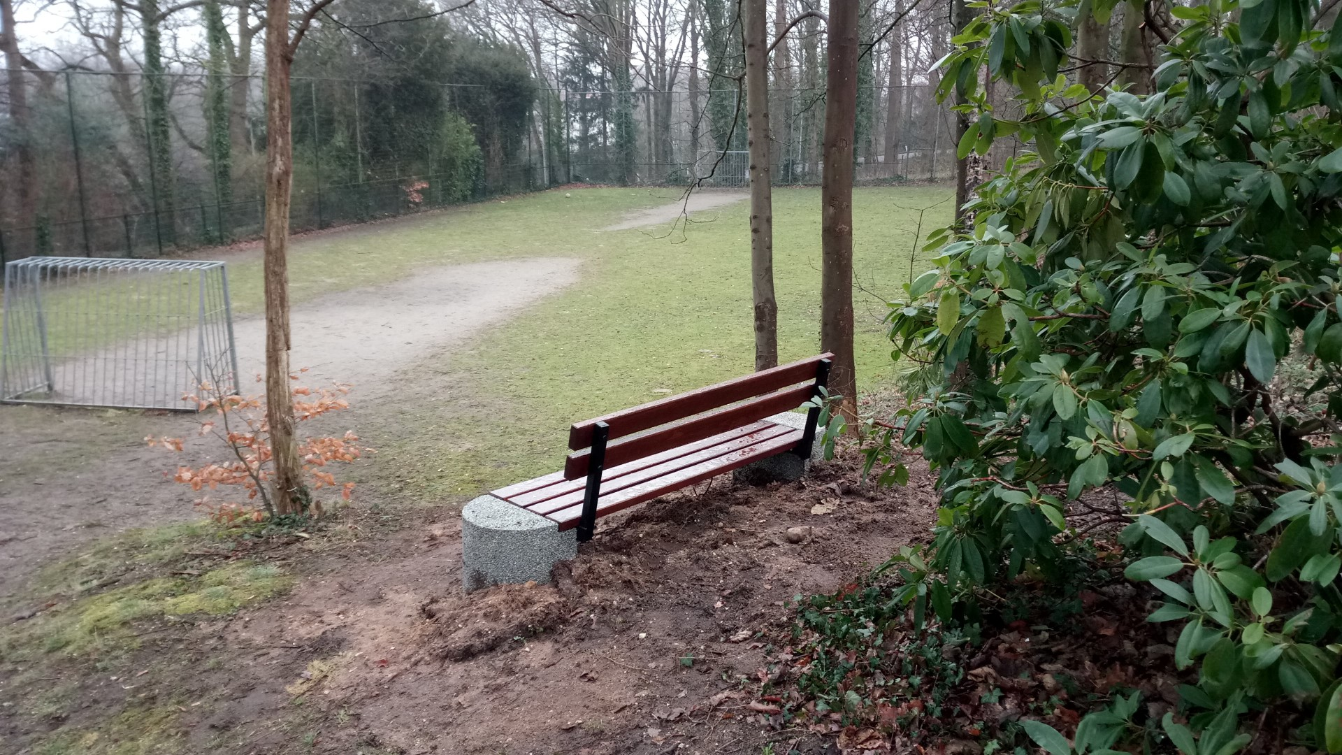 Deze bank is geleverd aan Entrea/Lindenhout. Een prachtige foto van parkbank Solid met mooi uitzicht op onze voetbaldoelen model VD200.