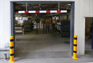 Deze aluminium barrièrebalk hangt met een 1 meter lange ketting aan het plafond. Ook geschikt voor montage van een verkeersbord. Ideaal voor in de garage of fabriek!