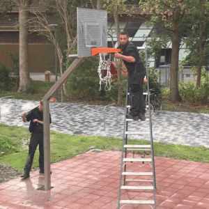 Montage van onze rvs basketbalpaal in Leeuwarden ij het Gomarus college. Ook de montage van uw basketbalpalen kunnen wij voor u verzorgen