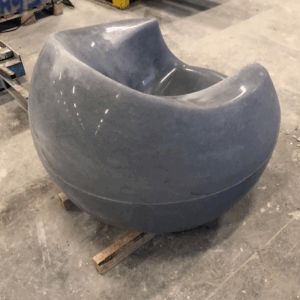 De betonnen stoel net uit de mal. De antraciet-uitvoering.