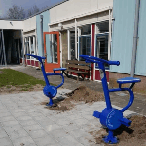 De montage van uw buitenfitness toestellen, kunnen we natuurlijk ook voor u verzorgen. Alleen de straat nog even aanwerken en de buiten fitness fietsen zijn gereed voor gebruik